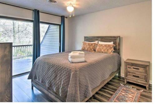 Luxury Riverfront Getaway With Fire Pit And Private Deck
