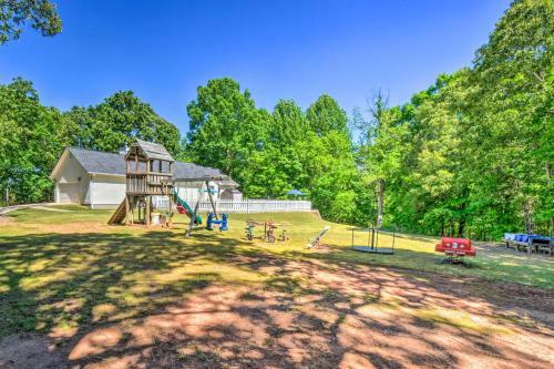 Charming Ranch-style Home Near Lake Lanier!