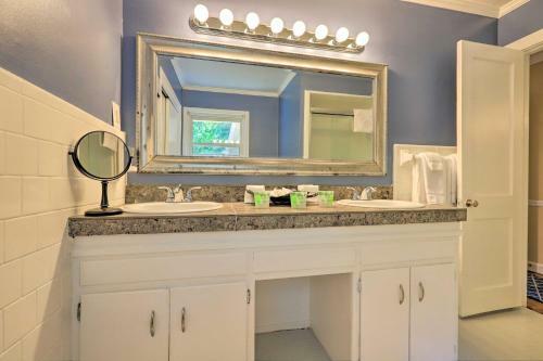 Cozy Jonesboro Abode With Yard - 18 Mi To Dtwn!