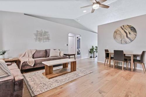 A La Mode Homestyle 3 Bedroom Centered In Meridian, Id