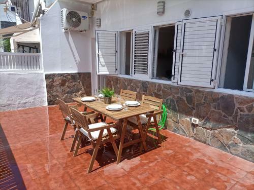 Lovely Apartment In Puerto de Mog�n