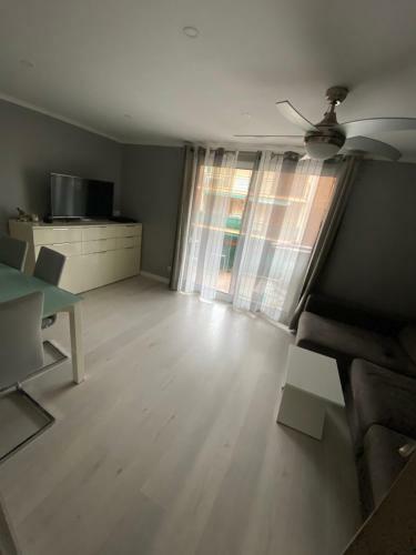 Apartamento La Pineda , Centro , 1 Minuto Del Mar