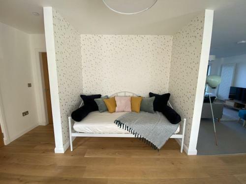 2 Bed Ground Floor Apartment - 11 Plas