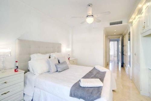 Elegant & Contemporary Beachfront Apartment In Las Ca�as Beach