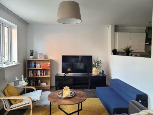 Conveniently Located Modern 3 Bedroom W/ Parking