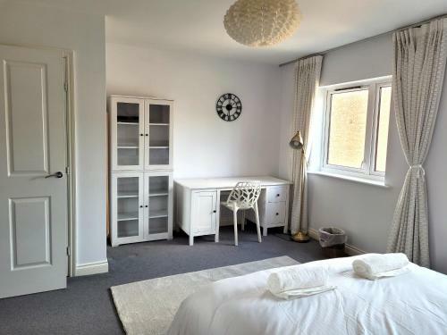 Conveniently Located Modern 3 Bedroom W/ Parking