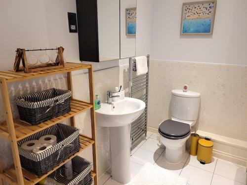 Conveniently Located Modern 3 Bedroom W/ Parking