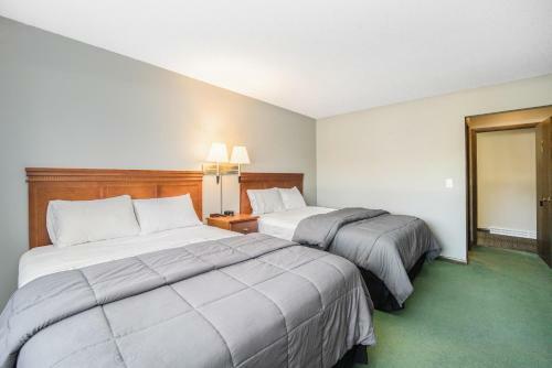 Snow Chasers Lodge - Room 9