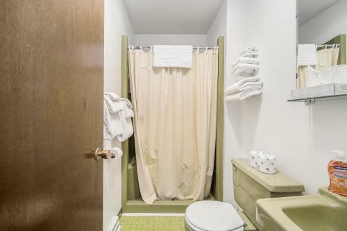 Snow Chasers Lodge - Room 9