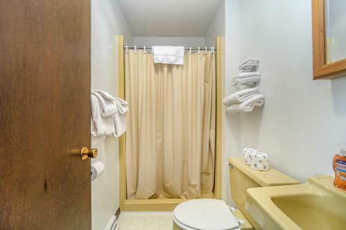 Snow Chasers Lodge - Room 1