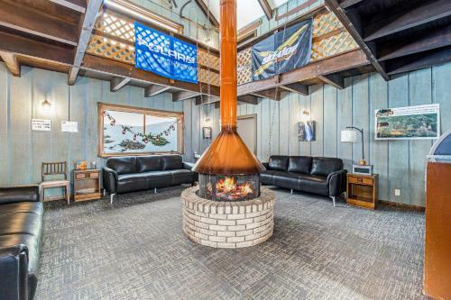 Snow Chasers Lodge - Room 4