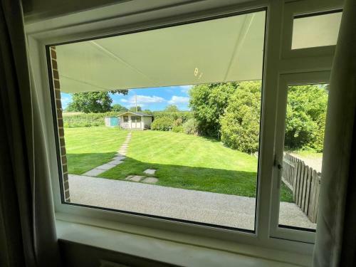 Cheerful 2-bedroom Bungalow With Free Parking