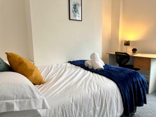 Superb 4 Bed City Apartment With On-site Parking