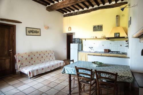 Hostal Castel D?arno Guest House
