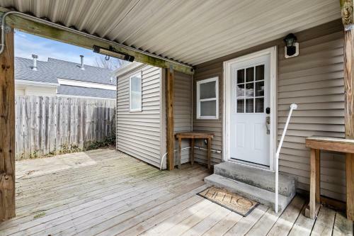 Perfect Getaway 2 Bedroom East Lansing Home With Garage