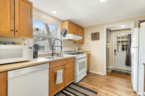 Perfect Getaway 2 Bedroom East Lansing Home With Garage