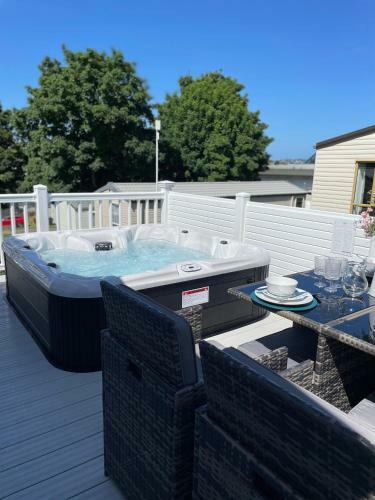Caravan Bay - 2 Bed With Hot Tub, Paignton, Hoburne Devon Bay