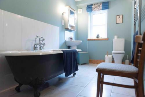 Steading Cottage - 50m From The Beach