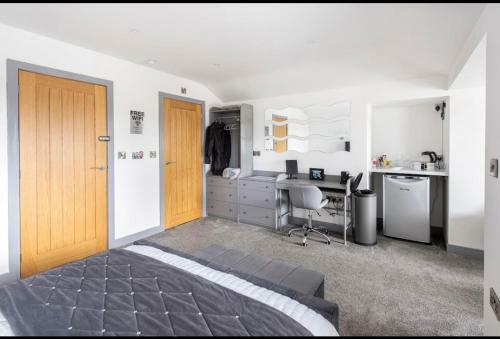 Hostal Moore Castle Holiday Suites