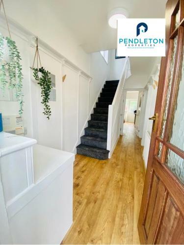Stylish 4 Bed Property In Liverpool