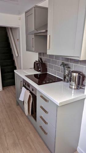Modern Three-bedroom Home With Free Parking