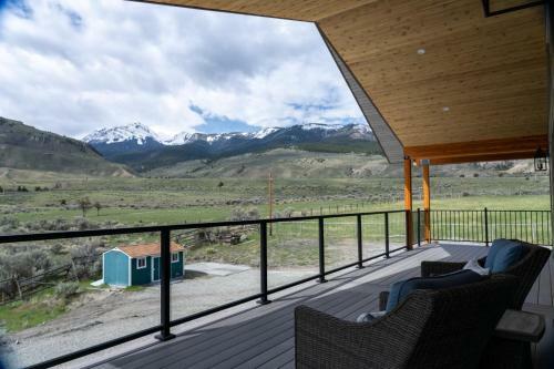 Yellowstone Park Riverfront Chalet
