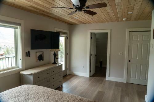 Yellowstone Park Riverfront Chalet