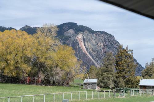 Yellowstone Park Riverfront Chalet