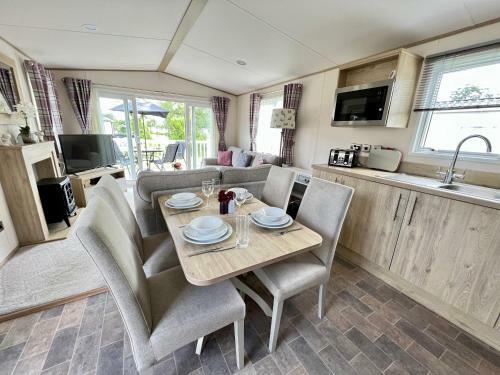 Lake Escape, Dog Friendly Lakeside Property