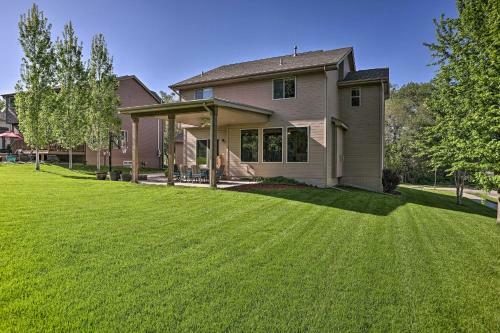 Spacious Omaha Home With Expansive Yard And Patio