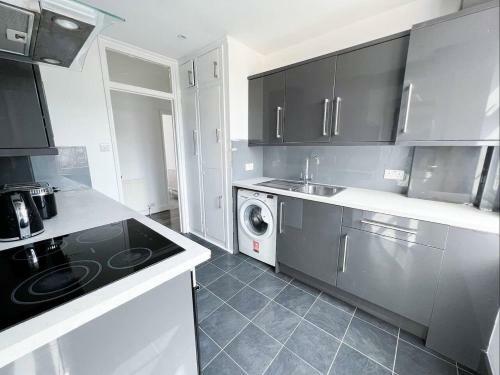 Bright And Spacious 2-bed Apartment In Sutton