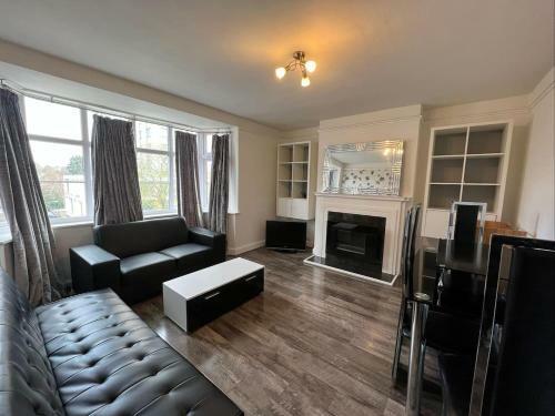 Bright And Spacious 2-bed Apartment In Sutton