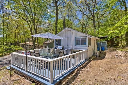 Charming Calverton Cottage Near Beach Access!