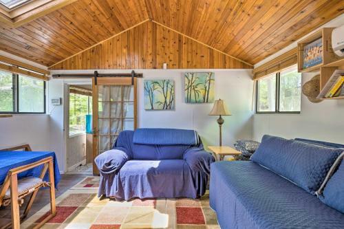 Charming Calverton Cottage Near Beach Access!