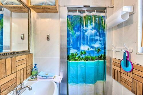 Charming Calverton Cottage Near Beach Access!