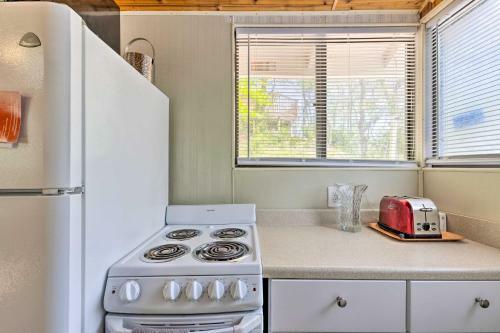 Charming Calverton Cottage Near Beach Access!