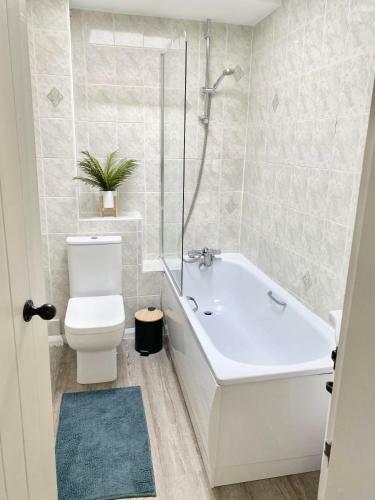Characteristic 4 Bed Apartment In Windsor