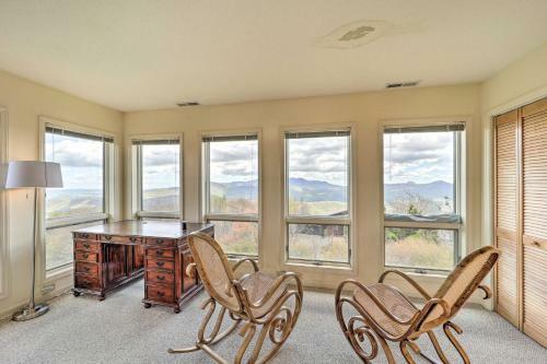 Lovely Beech Mountain Home With Stunning Views!