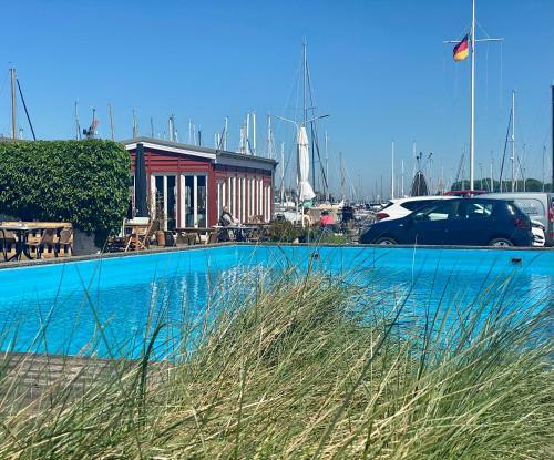 Hausboot Mit Traumlage In Travem�nde