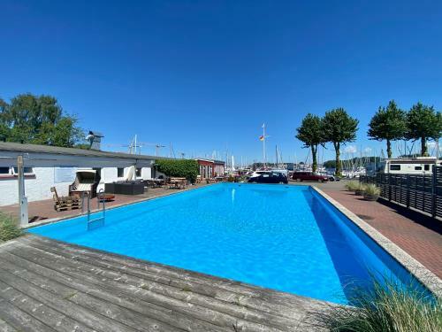 Hausboot Mit Traumlage In Travem�nde