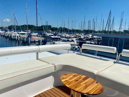 Hausboot Mit Traumlage In Travem�nde