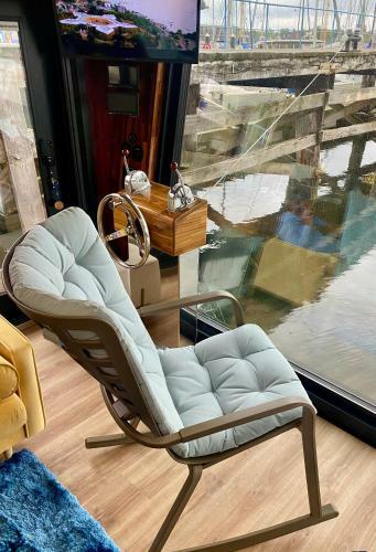 Hausboot Mit Traumlage In Travem�nde