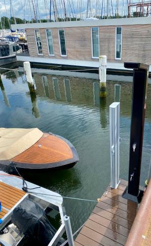 Hausboot Mit Traumlage In Travem�nde