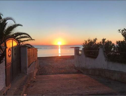 A Due Passi Dal Mare ( Codice Iun Q5301)