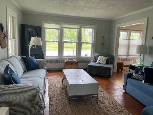 Drop Anchor Cottages And Lake House