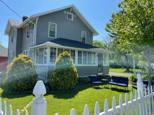 Drop Anchor Cottages And Lake House