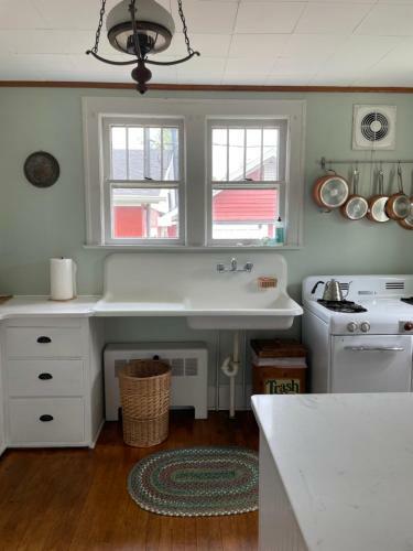 Drop Anchor Cottages And Lake House