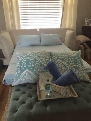 Apartamento Extra Sleep Space Pull Out Sofa In Living Room