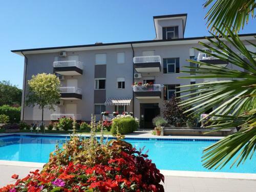Amazing Holiday Home In Caorle With Shared Pool