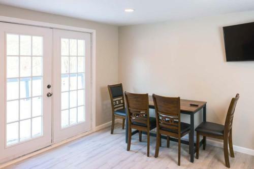 Spring Poconos Getaway! 2bd Cabin